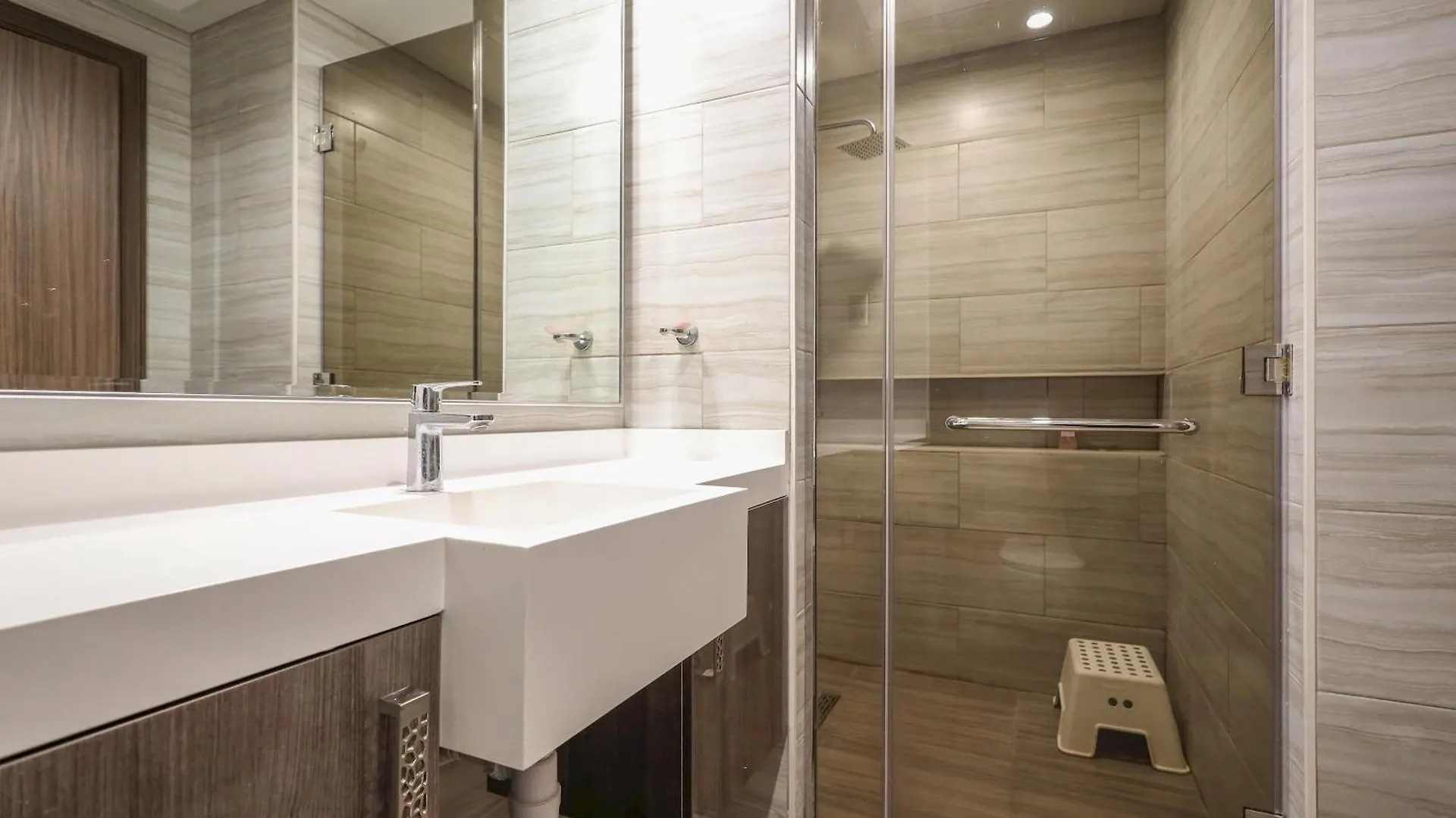 Apartment Elite Lux Holiday Homes - Stunning Lake View 1Bhk Retreat In Jlt Dubai