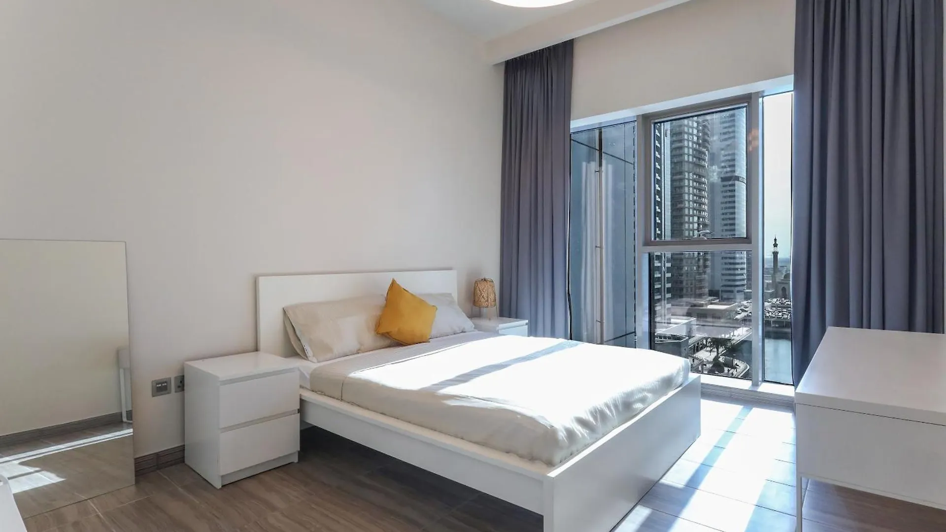 Elite Lux Holiday Homes - Stunning Lake View 1Bhk Retreat In Jlt Dubai Apartment