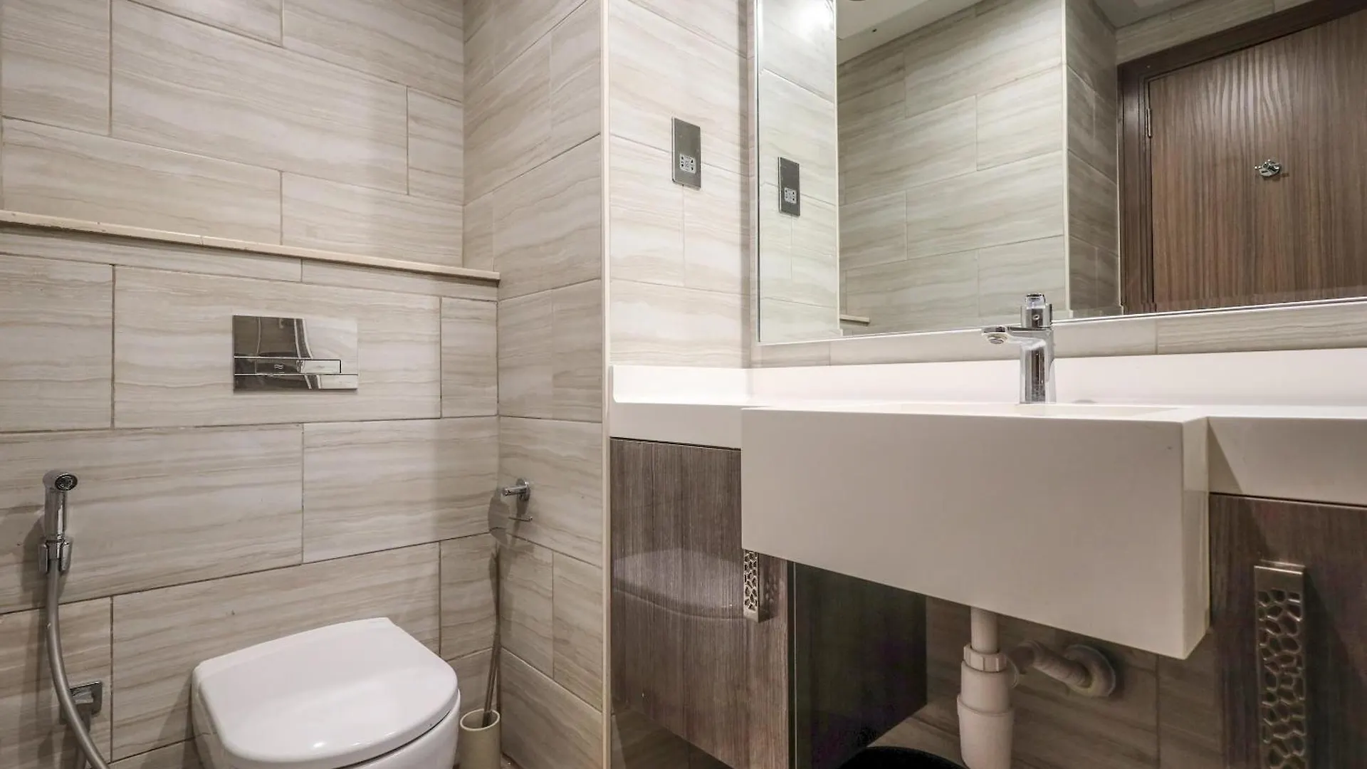 Elite Lux Holiday Homes - Stunning Lake View 1Bhk Retreat In Jlt Dubai